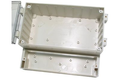 LÄPINÄKYVÄ MUOVIKOTELO KYTKENTÄKANNELLA IP65 106x222x185mm LÄPINÄKYVÄ MUOVIKOTELO KYTKENTÄKANNELLA IP65 106x222x185mm