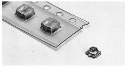 U.FL mikro koaksiaaliliitin katkaistussa nauhassa